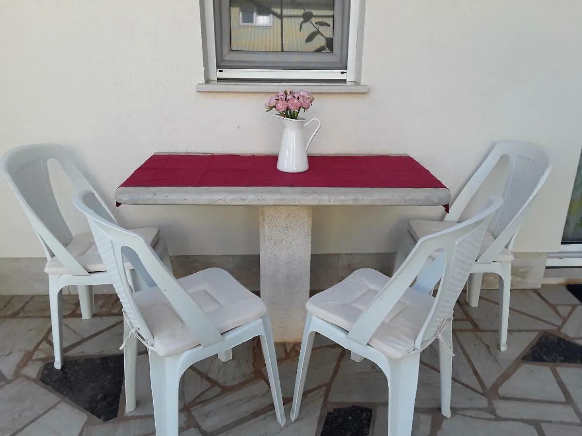 Apartment Mirta Pula 0*,