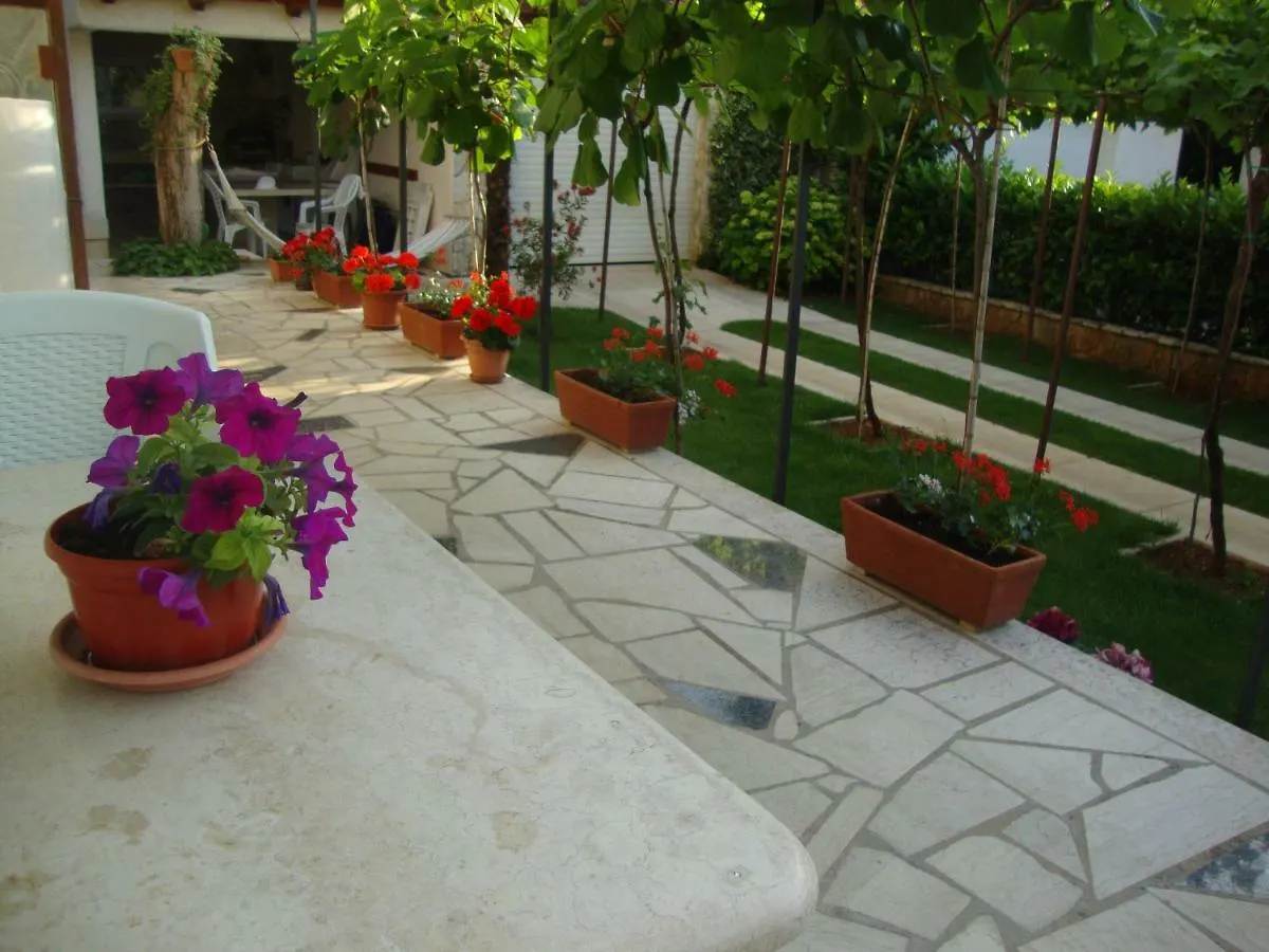 Apartment Mirta Pula